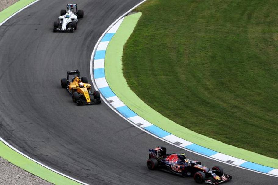 La Williams di Valterri Bottas e la Renault di Kevin Magnussen ricorrono la Toro Rosso di Sainz. Getty